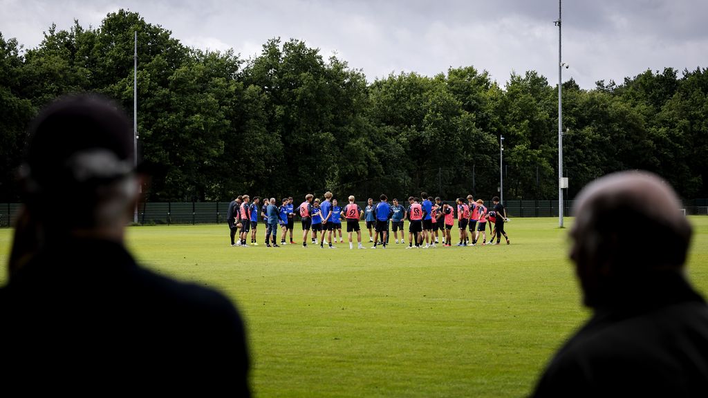 Wat gebeurt er met spelers Vitesse na intrekken proflicentie? 'Situatie heel zorgelijk'