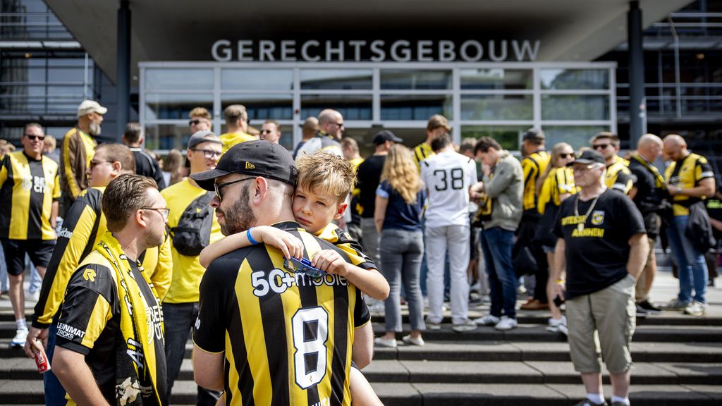Fans en clubiconen volgen in Utrecht kort geding over voortbestaan Vitesse