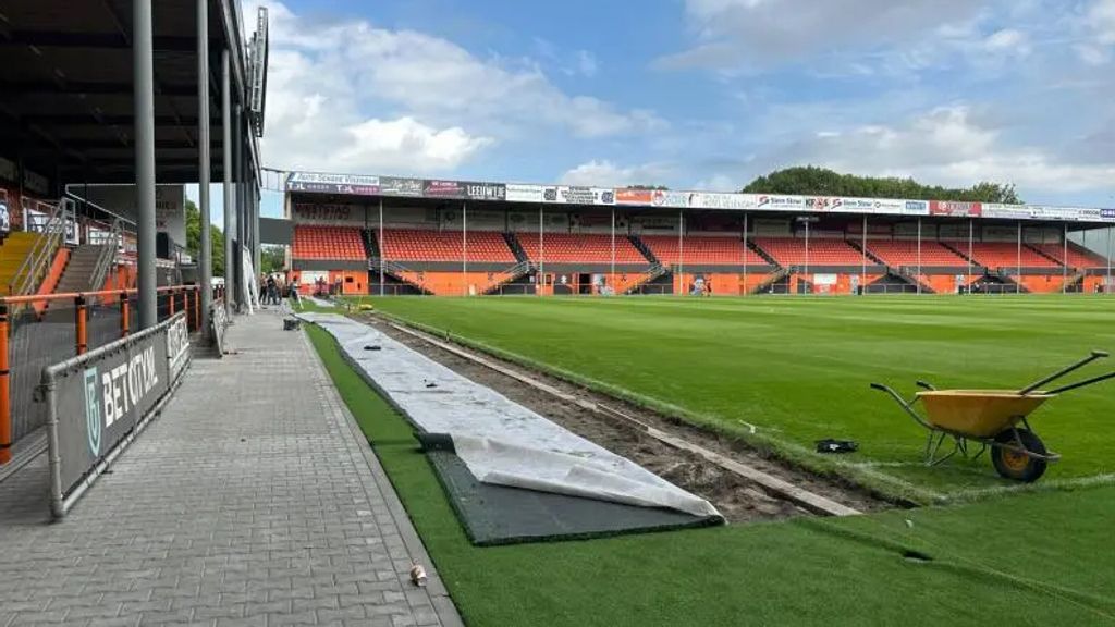 Veld FC Volendam is één meter te kort en wordt afgekeurd door KNVB