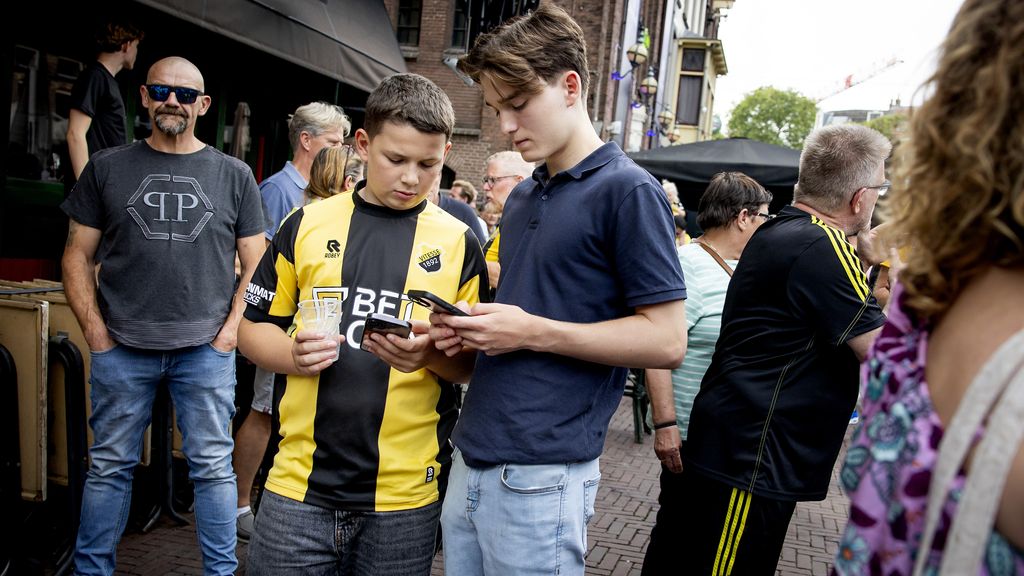 Vuurwerk en tranen: zware teleurstelling bij fans na einde van Vitesse als profclub