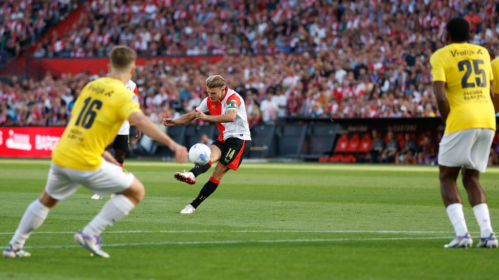 Van Persie geniet van vrije trap Steijn: 'Loon naar werken, je moet hem op training zien'