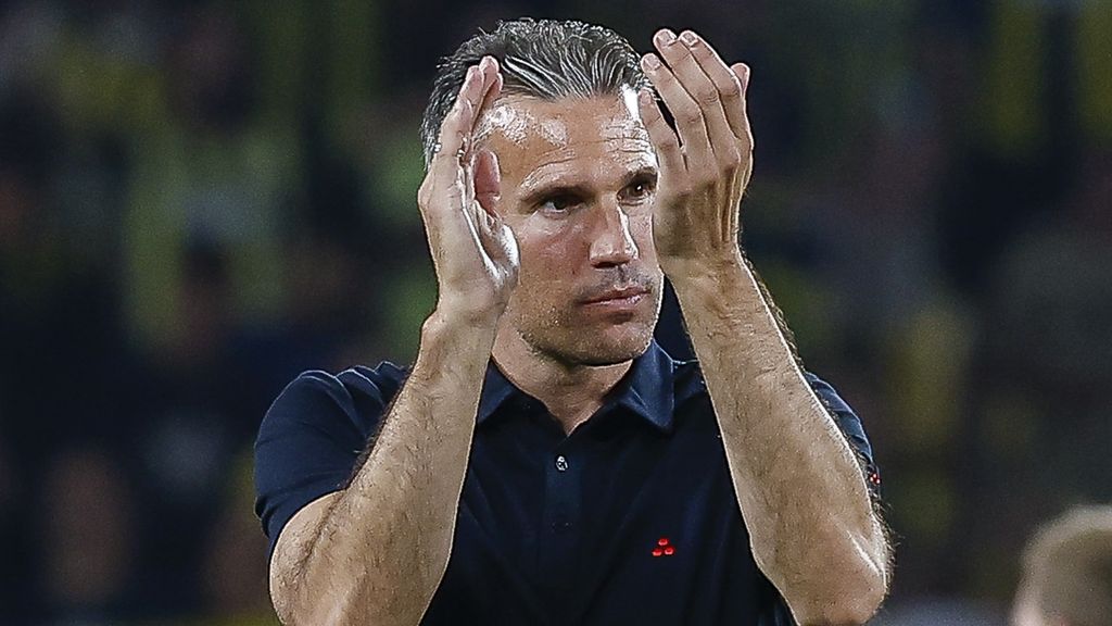 Van Persie beschermt Lotomba na negatieve hoofdrol: 'Ben heel blij met hem'