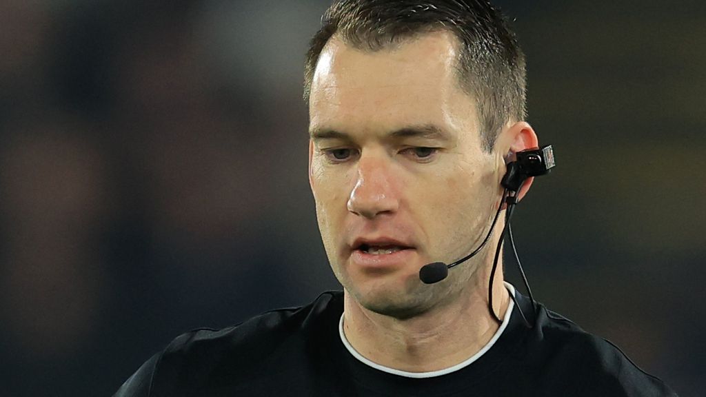 Engelse en Duitse arbiters gaan camera dragen, KNVB 'volgt experiment met interesse'