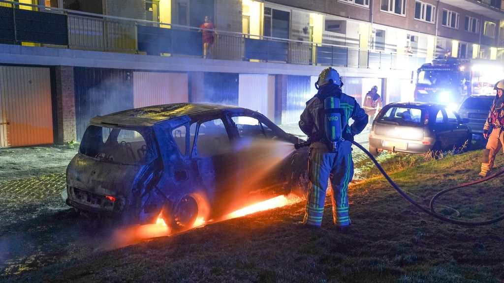 Foto: Zes auto's in brand in dezelfde straat in Stadskanaal