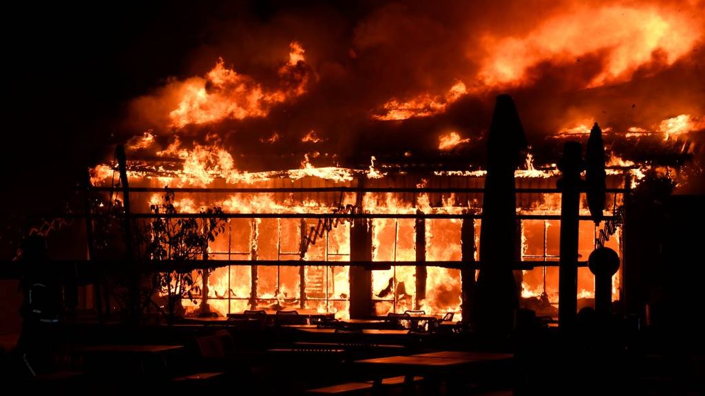 Grote brand in restaurant op camping in Renesse, gasten geëvacueerd