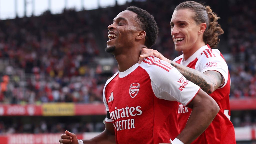 Timber helpt Arsenal met twee goals en assist langs Leeds, City verliest thuis van Spurs