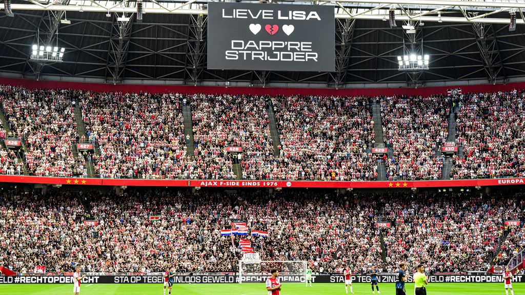 Applaus in zeventiende minuut Ajax-Heracles voor omgebrachte Lisa (17)