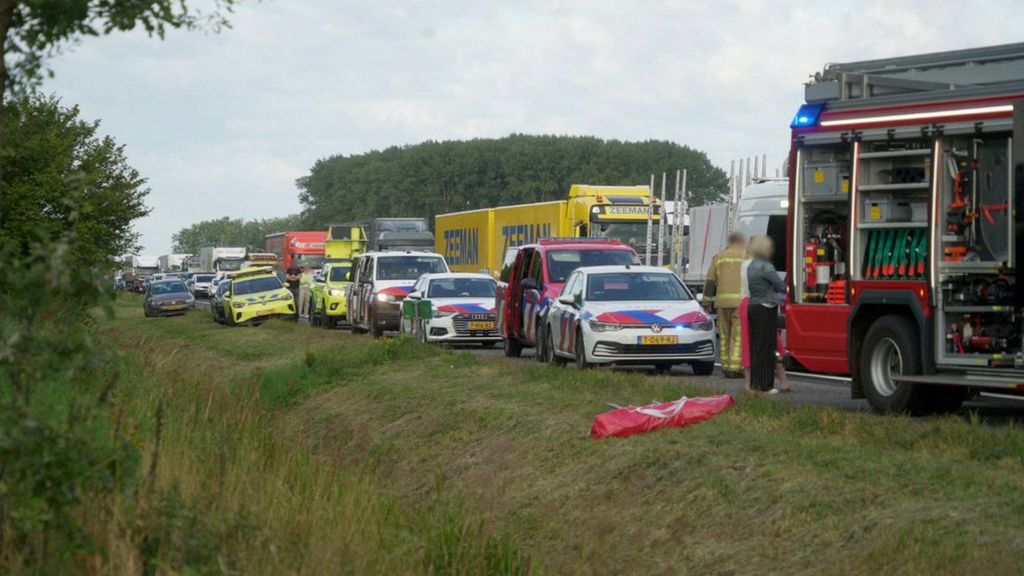 Dode bij botsing tussen auto en vrachtwagen op A28