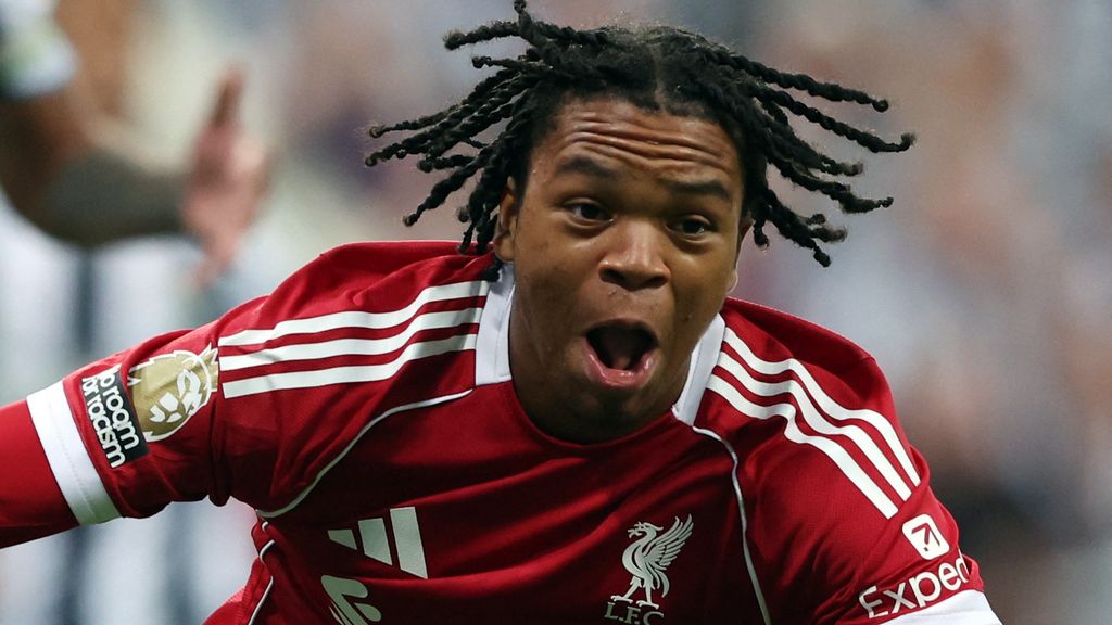 Liverpool wint in spectaculair 'Isak-duel' van Newcastle dankzij 16-jarige debutant