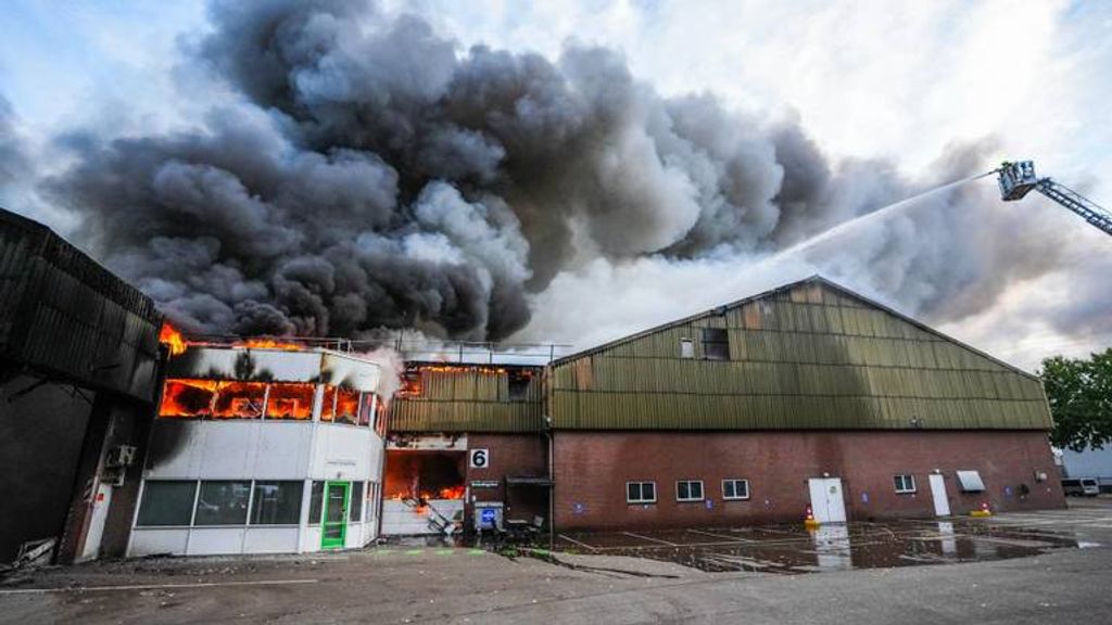 Pand gaat verloren bij brand afvalverwerker Deurne