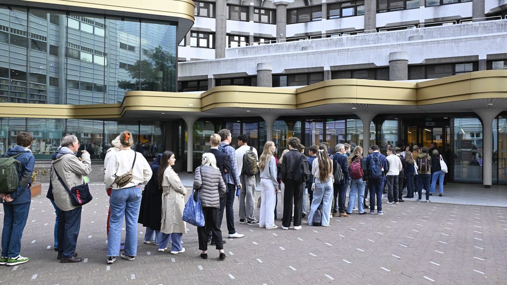 Foto: Op de Kamertribune ziet publiek vooral 'campagne-tv' en 'heel veel ruzie'
