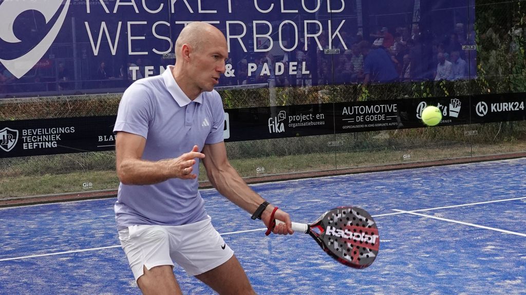 Robben verliest bij profdebuut als padelspeler ruim van topspelers
