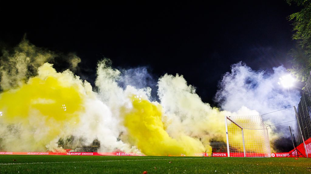 Vitesse-fans gooien rookbommen bij Jong PSV-Jong AZ: 'Dit is pas het begin'