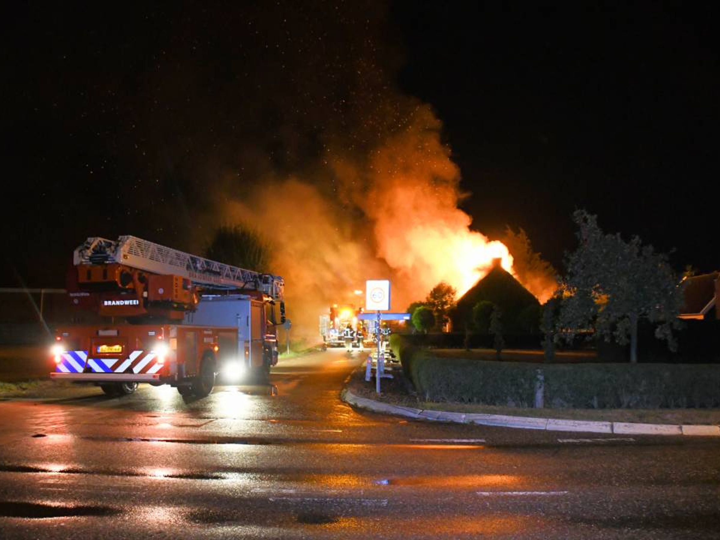 Jongen (16) omgekomen bij woningbrand Roermond, broertje en moeder zwaargewond
