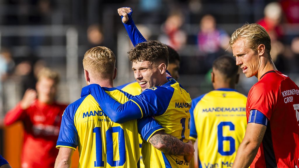 RKC op eigen veld langs Almere City, Vitesse-fans gooien weer rookbommen op veld