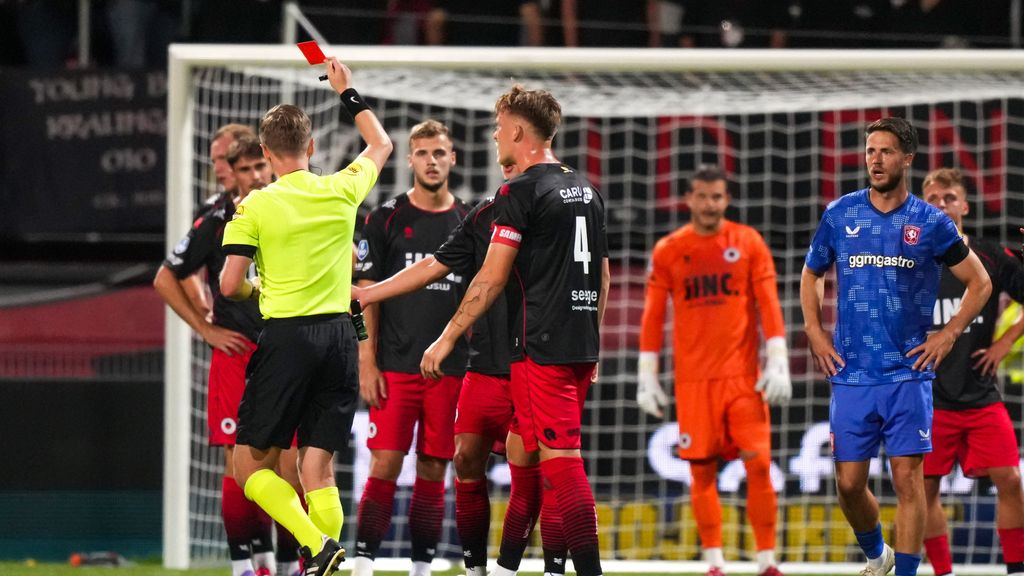 FC Twente verliest bij Excelsior, dat bijna hele wedstrijd met tien man speelt