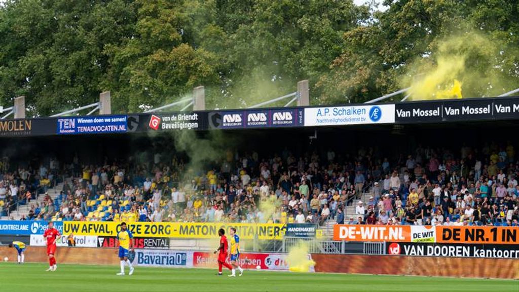 Politie pakt Arnhemmers op voor vuurwerk bij voetbalwedstrijd in Waalwijk