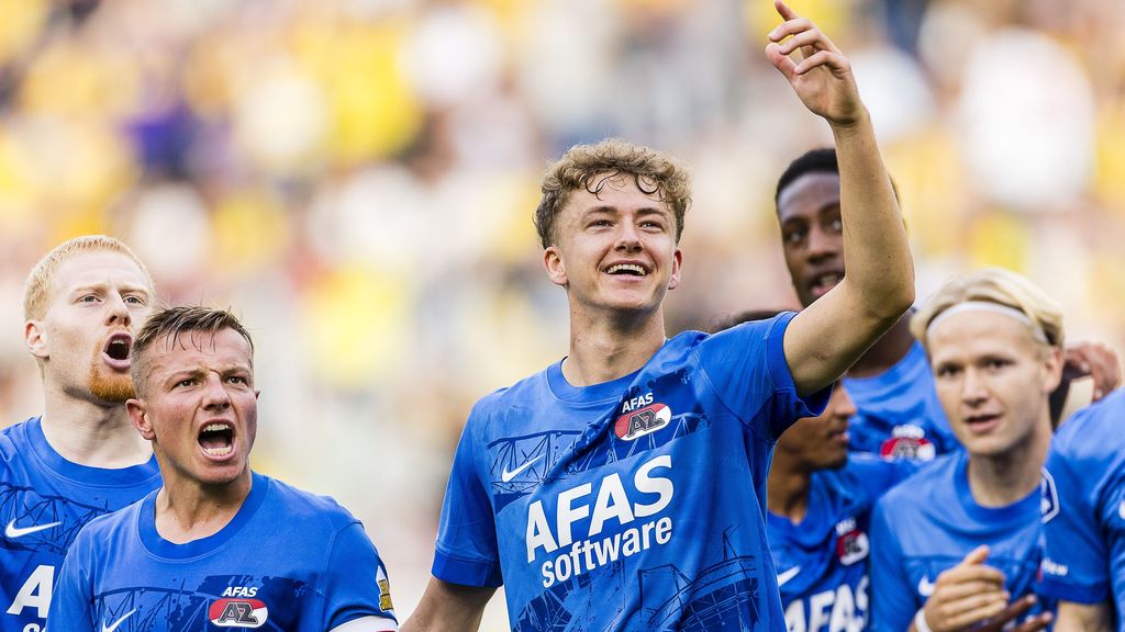 Invaller Mijnans schiet AZ in slotfase naar winst tegen tiental NAC in Breda