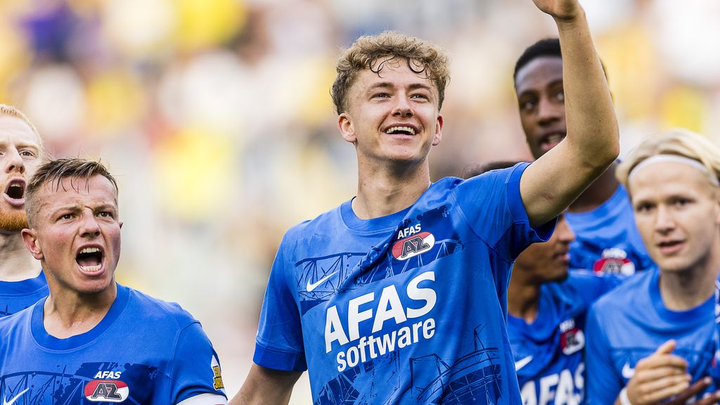 Invaller Mijnans schiet AZ in slotfase naar winst tegen tiental NAC in Breda