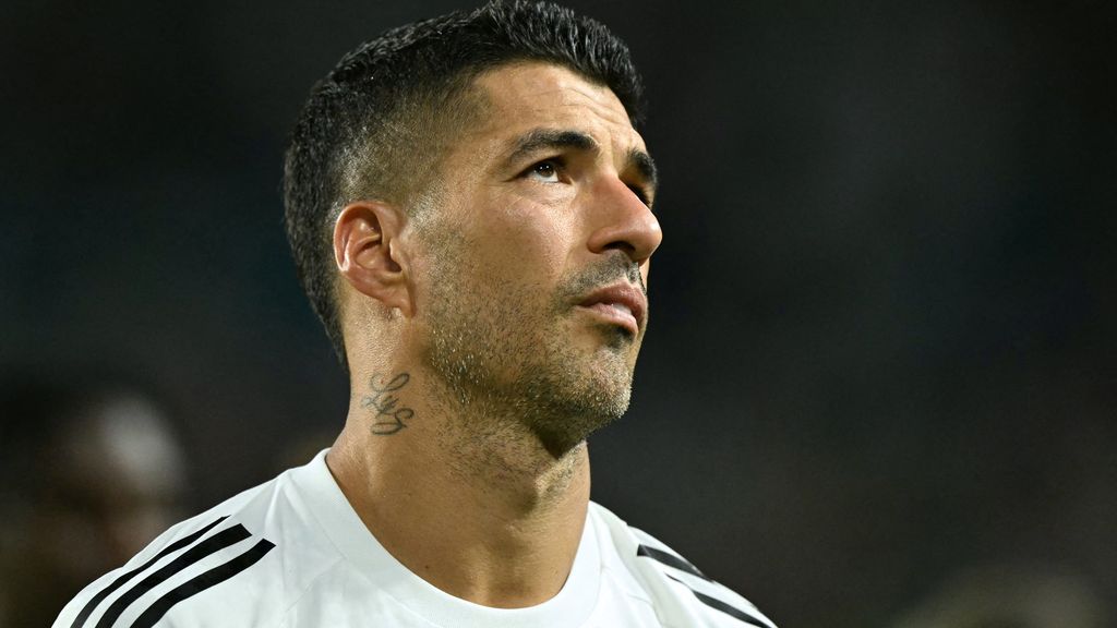 Spugende Suarez krijgt zes wedstrijden schorsing: 'Mijn oprechte excuses'