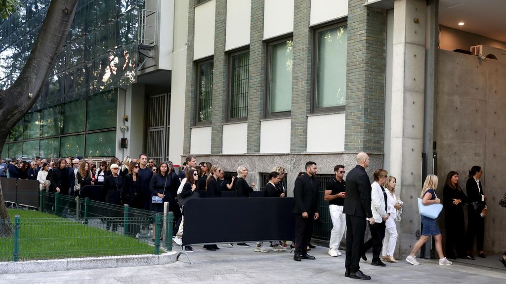Burgers en beroemdheden bewijzen Giorgio Armani de laatste eer in Milaan