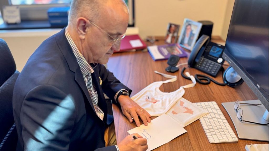Burgemeester Jos Hessels van Echt-Susteren schrijft 250 geboortekaartjes per jaar