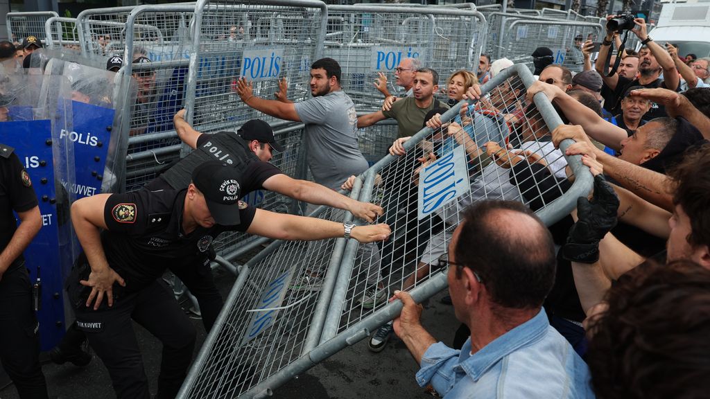 Dramatyczne wydarzenia w siedzibie CHP w Stambule