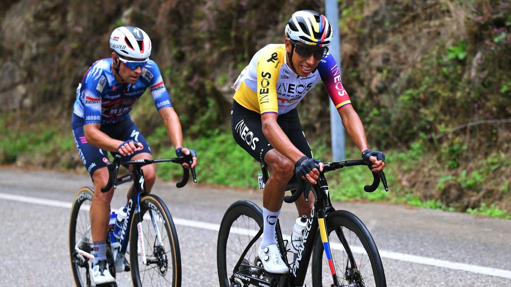 Egan Bernal zwycięża w Vuelcie, ale protesty zakłócają radość