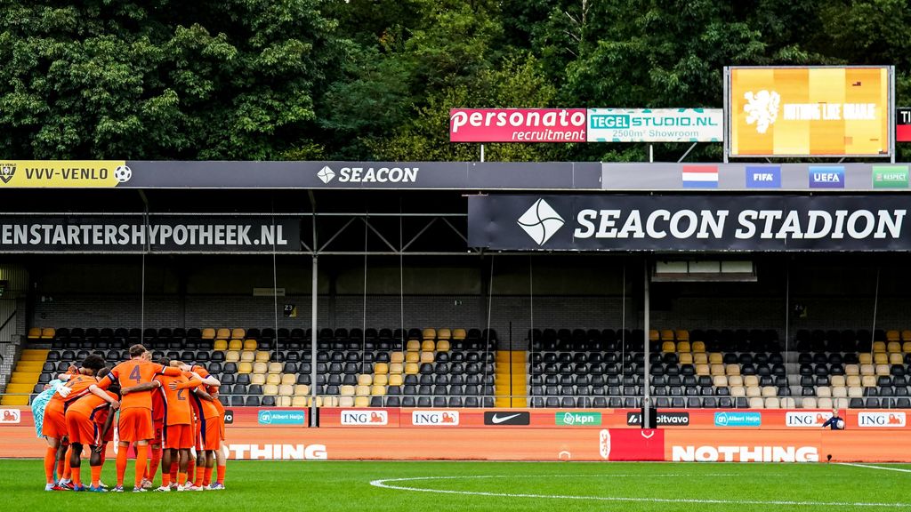 Drones, politie en een stil stadion: zo trapte Jong Oranje de EK-kwalificatie af