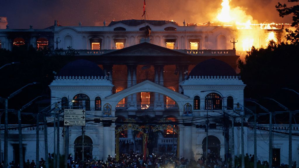 Protesty w Nepalu: Parlamentsgebouw w płomieniach, setki więźniów na wolności