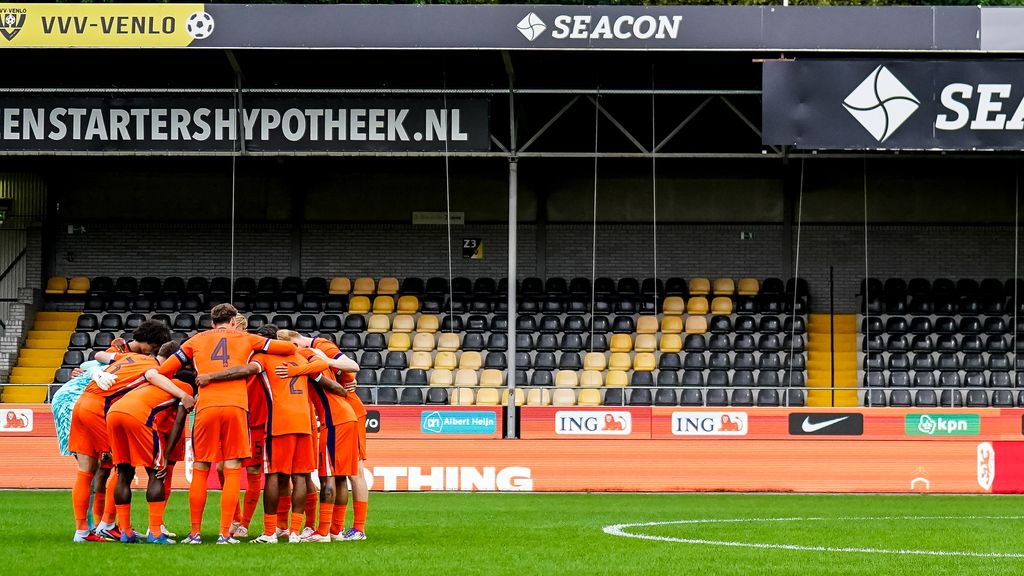 Drones, politie en een stil stadion: zo trapte Jong Oranje de EK-kwalificatie af