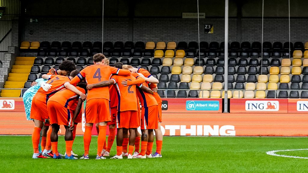 Drones, politie en een stil stadion: zo trapte Jong Oranje de EK-kwalificatie af