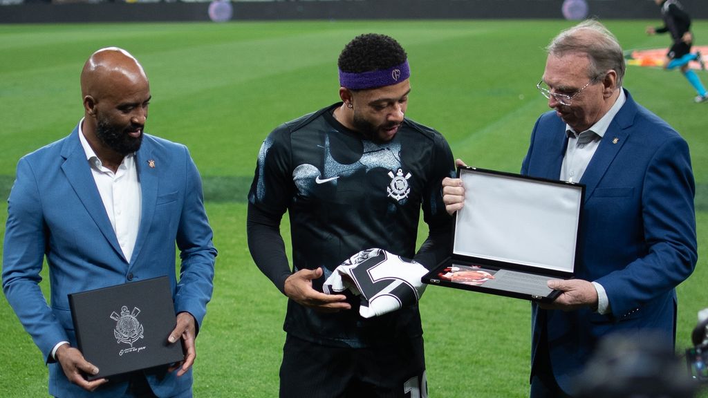 Na huldiging voor Oranje-record, valt Depay geblesseerd uit