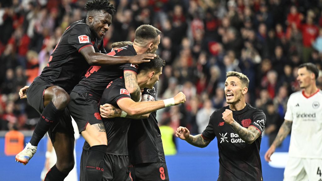In eerste duel na ontslag Ten Hag knokt Leverkusen zich langs Frankfurt