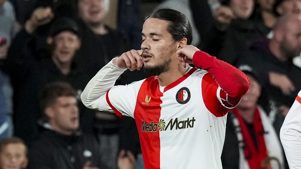 Feyenoord wint ook vierde duel, doelpunt en rood voor Hadj Moussa tegen Heerenveen