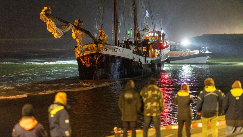 Foto: Vijf kinderen lichtgewond bij aanvaring met vrachtschip voor de kust bij Harlingen