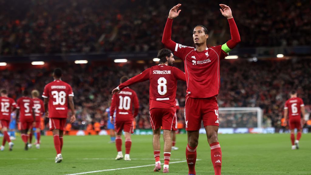 Van Dijk schenkt jarige Slot late zege op Atlético, ook PSG en Bayern winnen