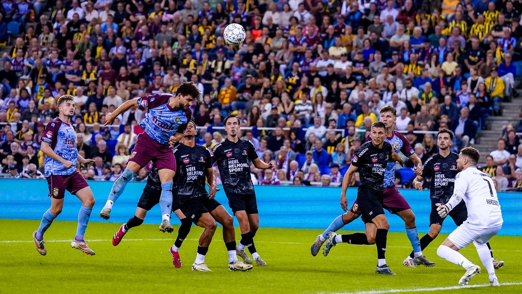 Vitesse viert rentree in volgepakt Gelredome met emotionele zege op Helmond Sport