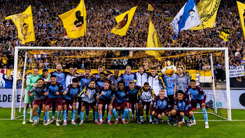 Vitesse viert rentree in volgepakt Gelredome met emotionele zege op Helmond Sport