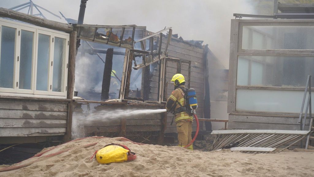 Pożar w pawilonie nadmorskim w Castricum - akcja gaśnicza w toku