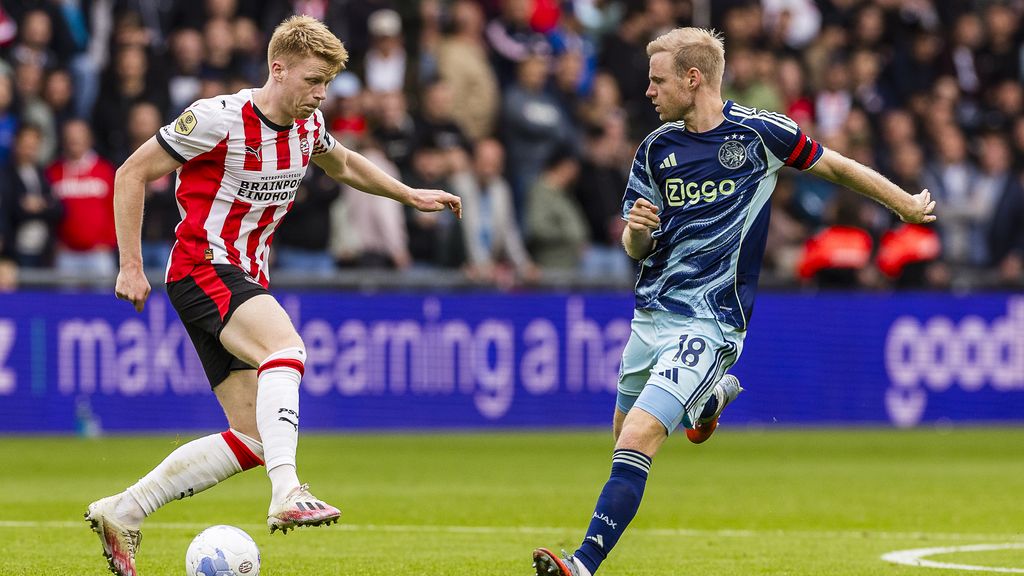 Gloukh schiet Ajax in slotfase naast PSV in boeiende topper in Eindhoven