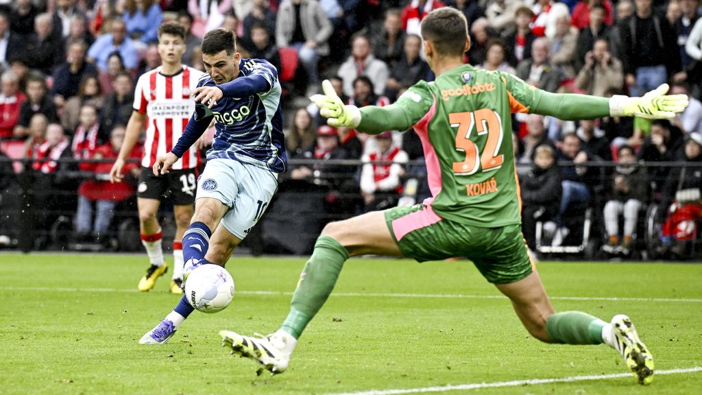 Gloukh schiet Ajax in slotfase naast PSV in boeiende topper, zware blessure Van Bommel