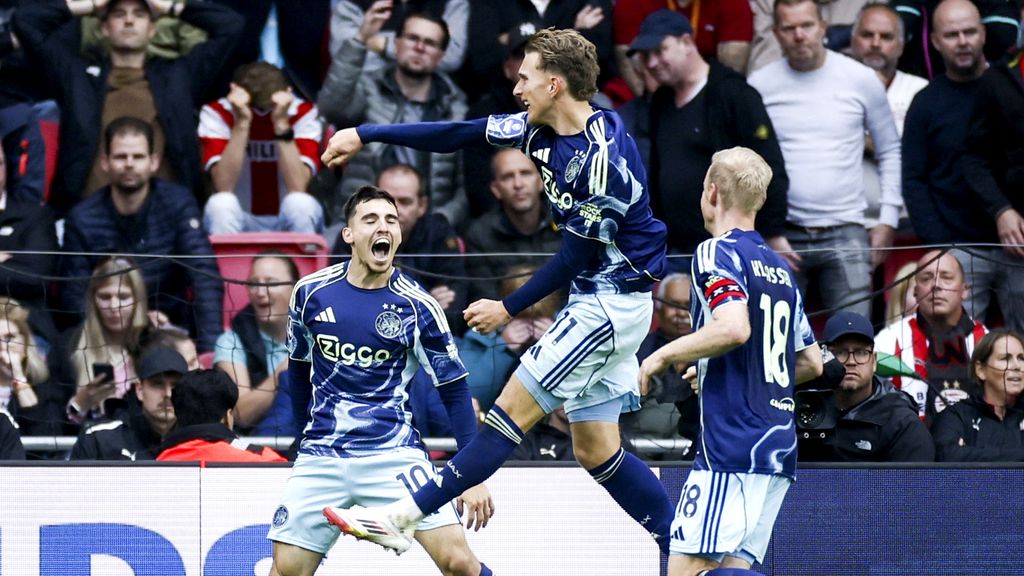 Ajax in slotfase naast PSV in boeiende topper (2-2), zware blessure Van Bommel
