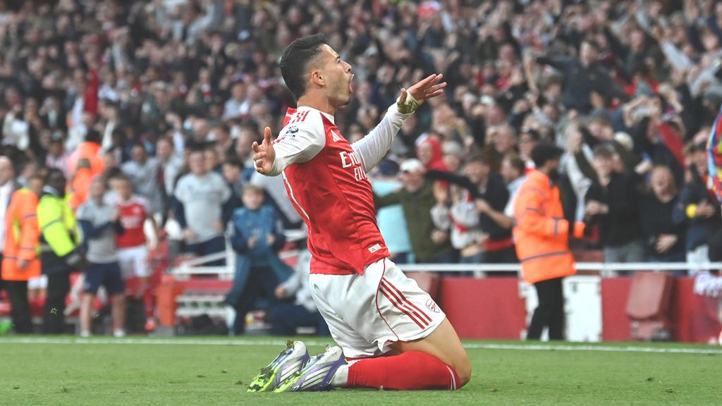 Arsenal op valreep naast Manchester City door late treffer Martinelli