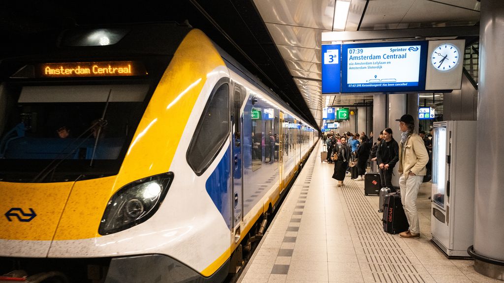 NS wprowadza tryb ciemny na tablicach odjazdów