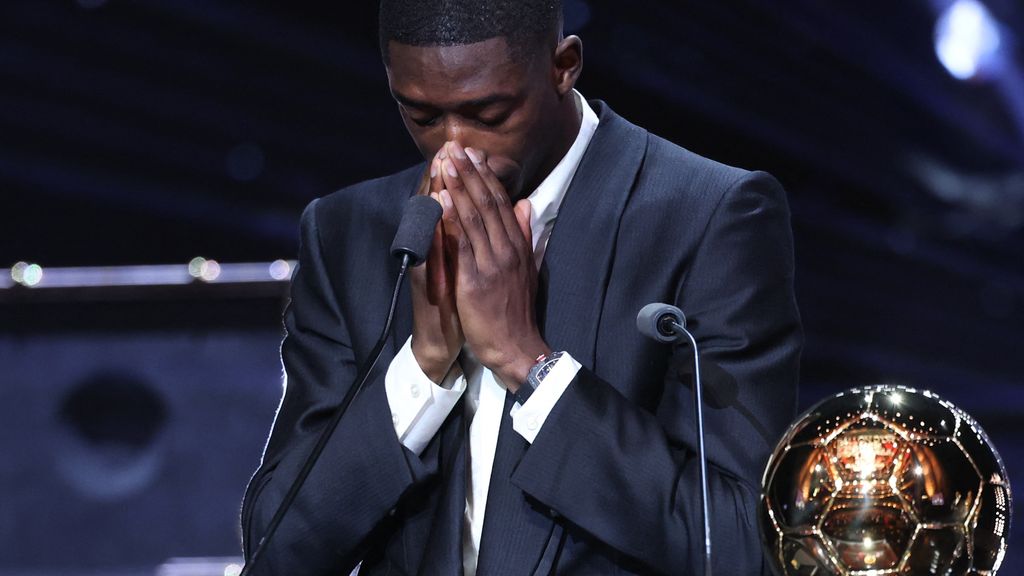 Gouden Bal-winnaar Dembélé in tranen als hij zich tot moeder richt: 'Ik wilde niet huilen'