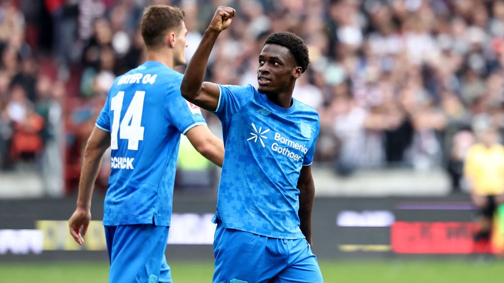 Poku schiet Leverkusen naar zege, vier dagen voor ontmoeting met PSV