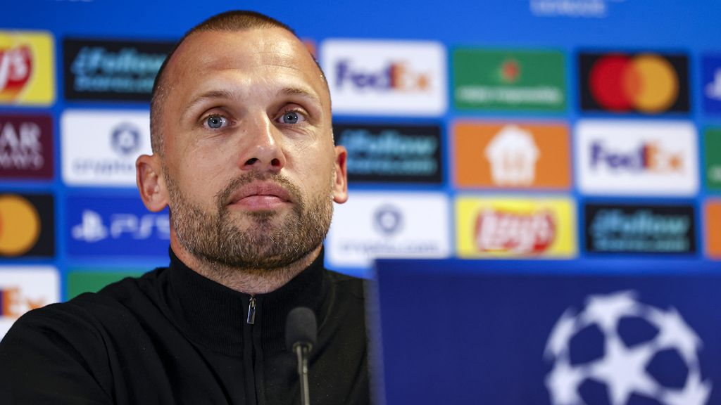 Ajax-coach Heitinga niet bezig met eigen positie: 'Ga ik energie niet aan verspillen'
