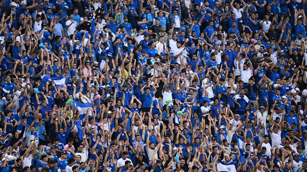 FIFA bestraft El Salvador voor racisme supporters tegen Suriname