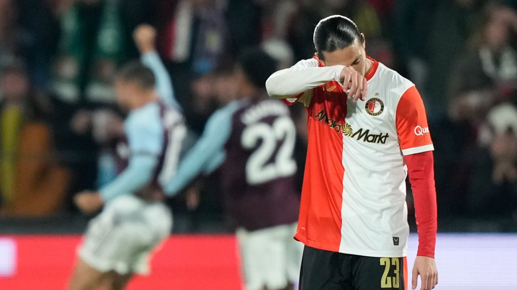 Strijdend Feyenoord verliest op vermakelijke voetbalavond van Aston Villa